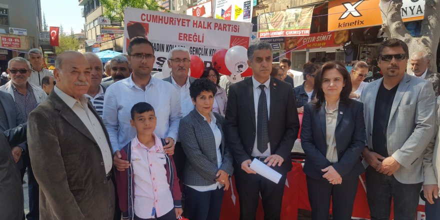 23 Nisan'da CHP, Çocuklara Türk Bayrağı Dağıttı