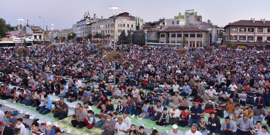 On Binlerce Çocuk Sabah Namazı’nda Mevlana Meydanı’nı Doldurdu