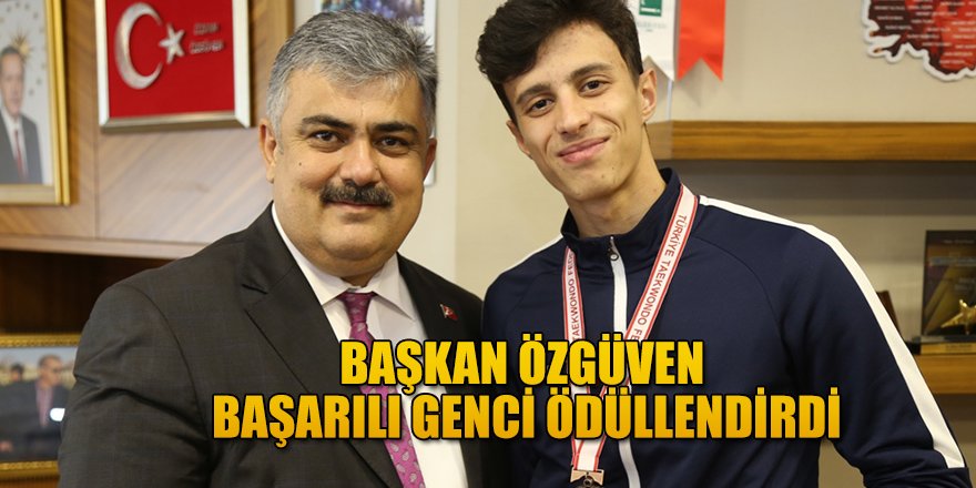 BAŞKAN ÖZGÜVEN BAŞARILI GENCİ ÖDÜLLENDİRDİ.