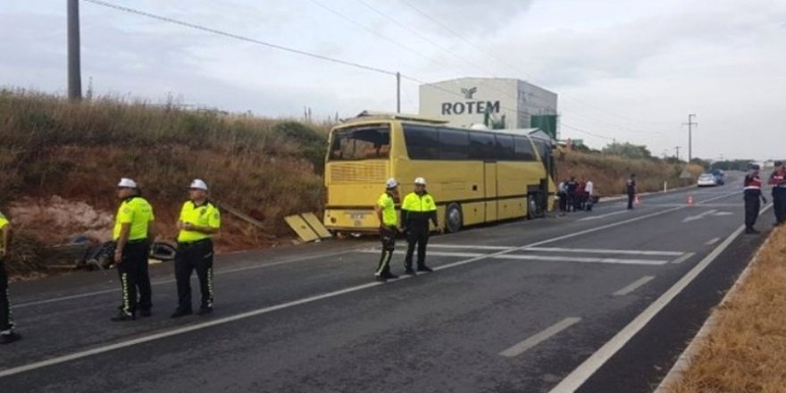 Otobüs ile otomobil çarpıştı: 4 ölü 40 yaralı