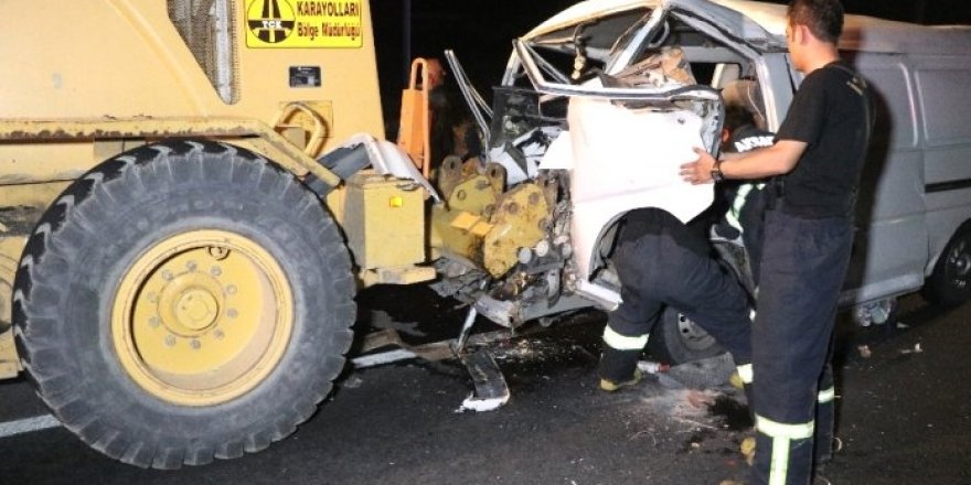 Minibüs, iş makinesine çarptı: 7 yaralı