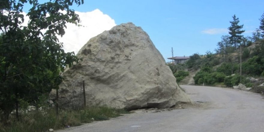 Dev kaya parçası köy yoluna düştü