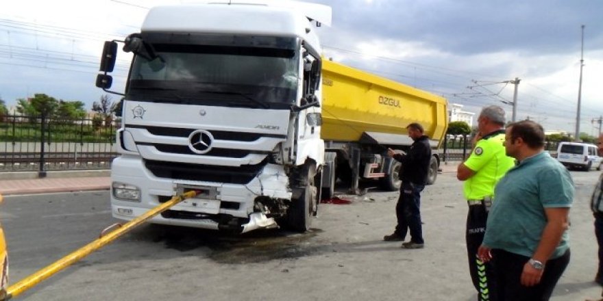 Kamyonet ile kamyon çarpıştı: 1 ölü, 2 yaralı