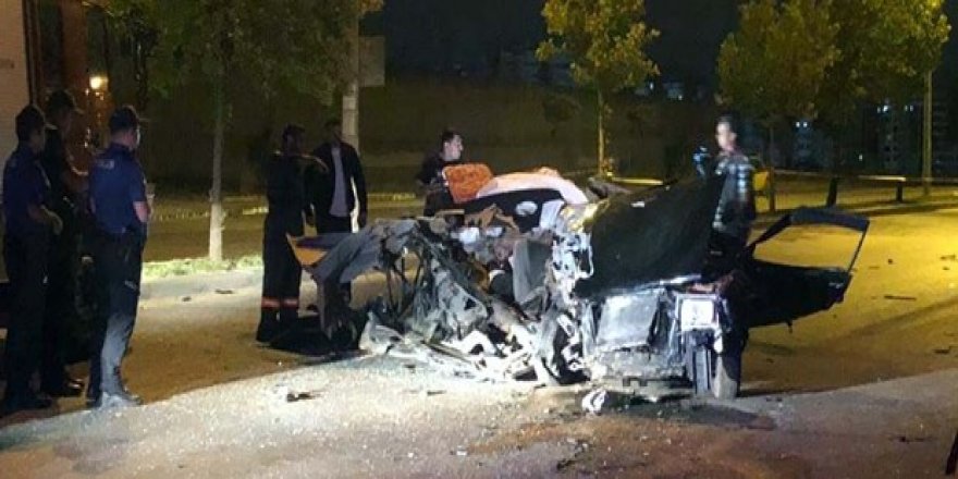 Polisten kaçan otomobil kaza yaptı: 2 ölü