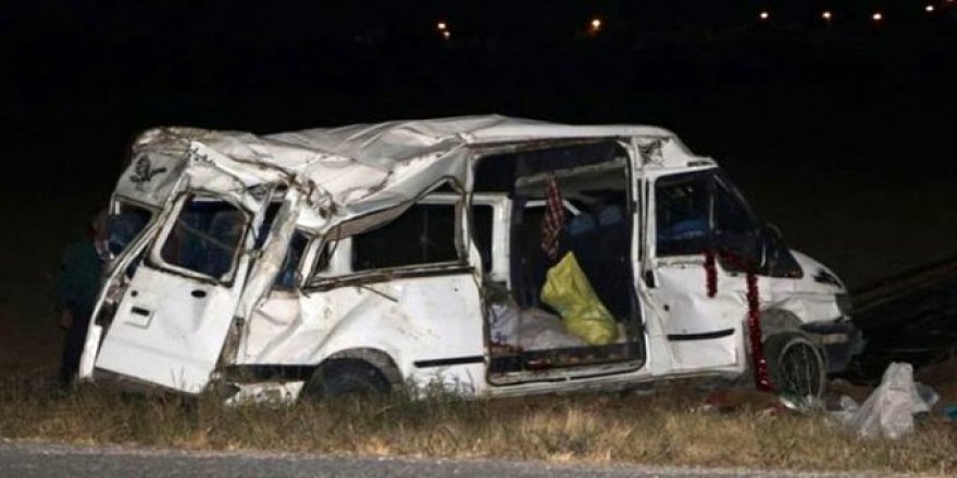 Minibüs takla attı: 14 yaralı