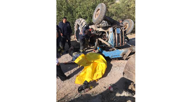 Devrilen Traktörün sürücü hayatını kaybetti