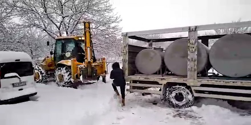 Süt Kamyonu sürücüsünün karla mücadelesi kamerada