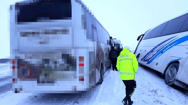 Kara saplanan otobüste mahsur kalan 48 kişiyi AFAD kurtardı