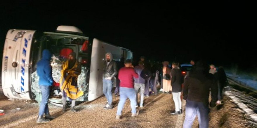 Yolcu otobüsü devrildi: 14 yaralı