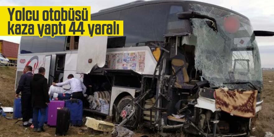 Yolcu otobüsü tıra çarptı: 44 yaralı