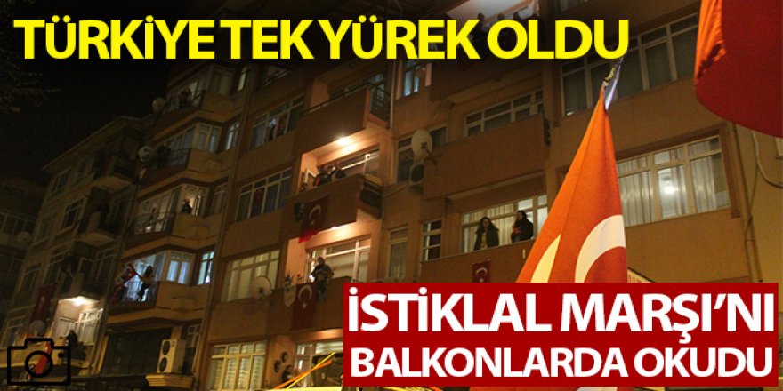 Ereğli'de Binlerce vatandaş evlerinin balkonlarından İstiklal Marşı okudu