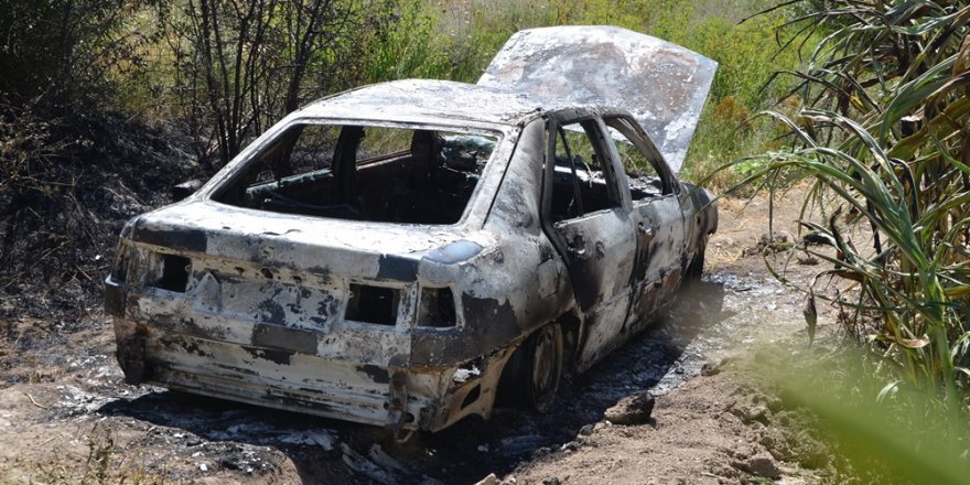 Mısır tarlasında,Yanan araç terkedilmiş halde bulundu
