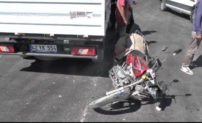 Kamyonet ile Motosiklet çarpıştı 1 yaralı