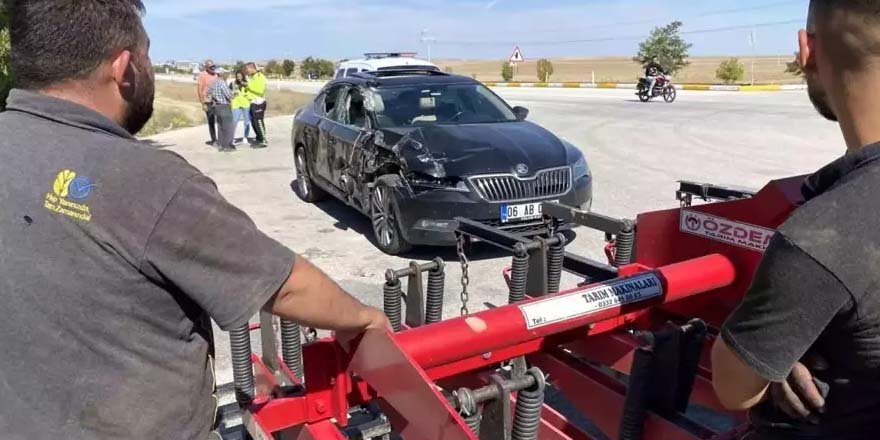 Konya'da Otomobil Traktöre Çarptı