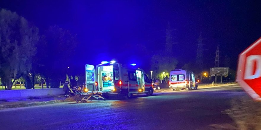 Park duvarına çarpan otomobildeki 3 kişi yaralandı