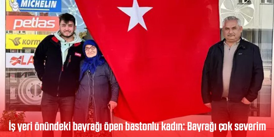 İş yeri önündeki bayrağı öpen bastonlu kadın: Bayrağı çok severim