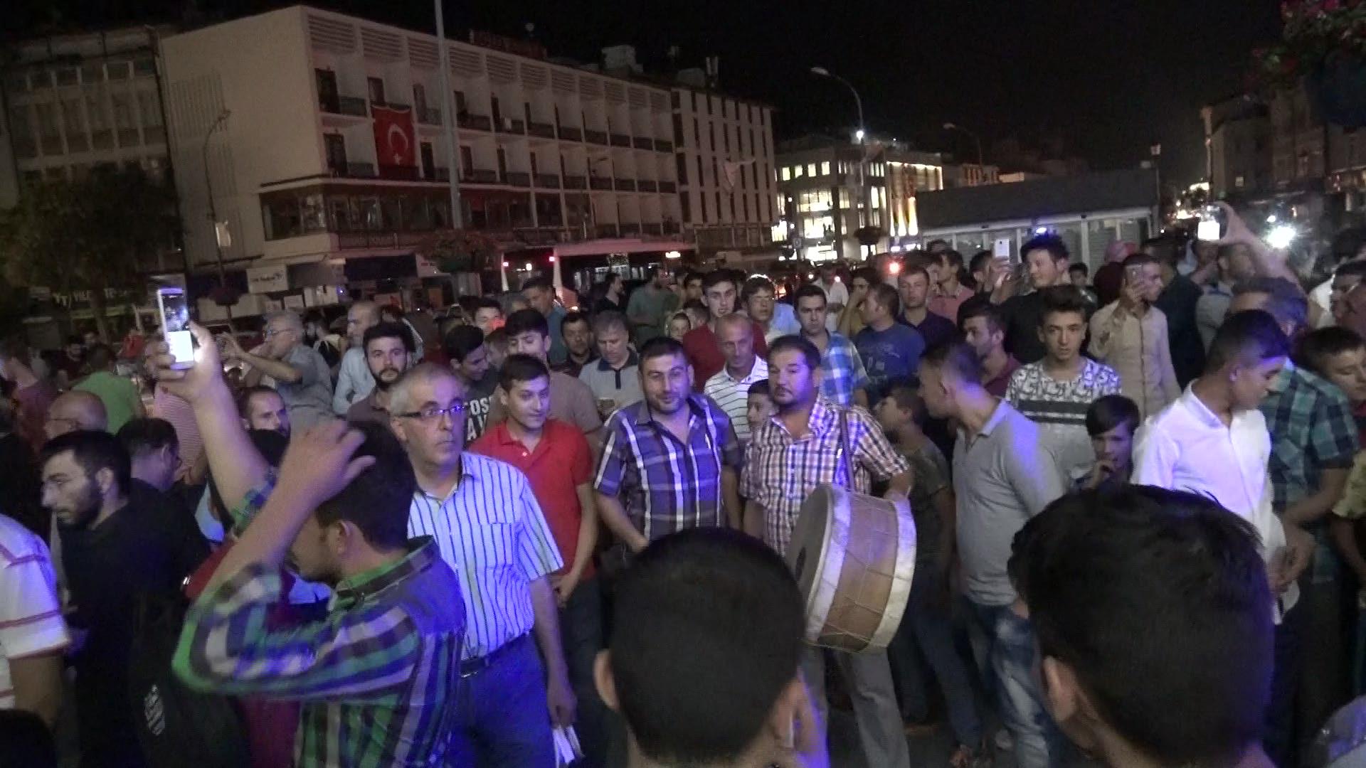 Konya'da Elektrikler Kesildi, Vatandaşlar Darbe Oluyor Diyerek Sokağa Çıktı