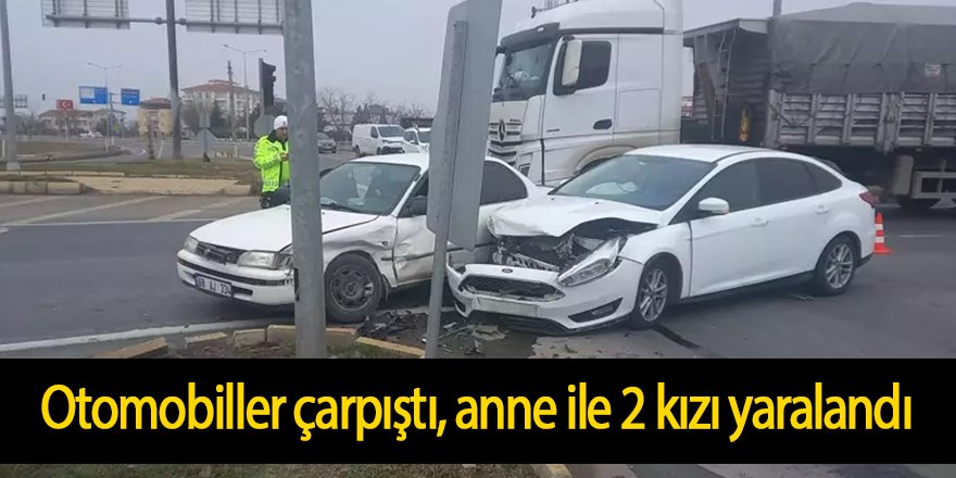 Otomobiller çarpıştı, anne ile 2 kızı yaralandı