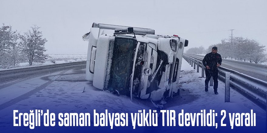 Ereğli'de saman balyası yüklü TIR devrildi; 2 yaralı