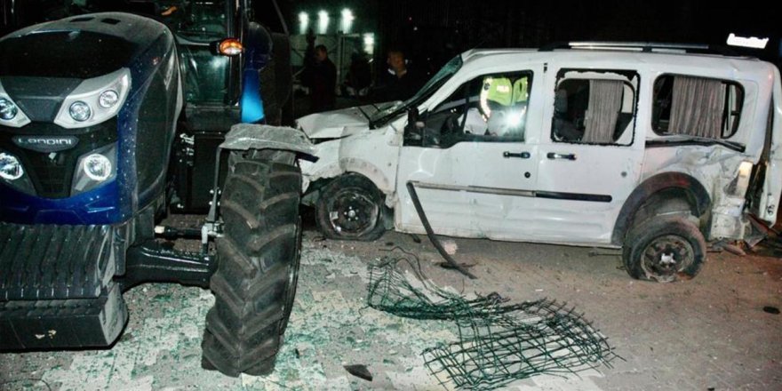 Hafif ticari aracın yoldan çıkıp traktöre çarptı; 1 ölü