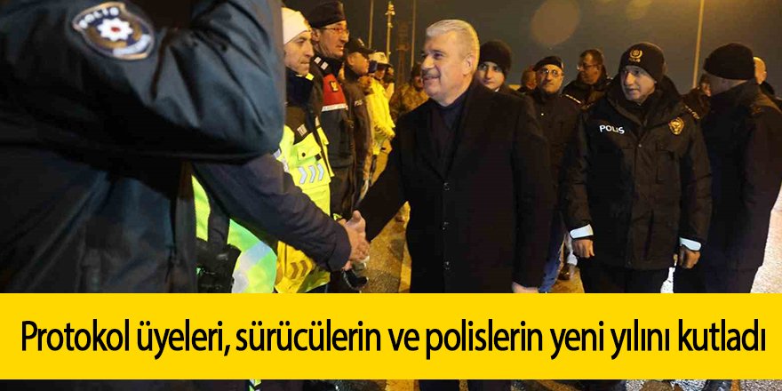 Protokol üyeleri, sürücülerin ve polislerin yeni yılını kutladı