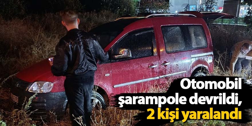Kaygan yolda hafif ticari araç şarampole devrildi, 2 kişi yaralandı