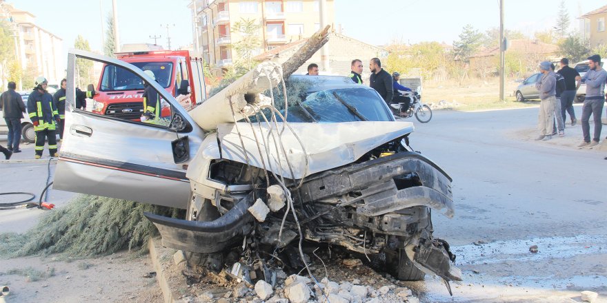 Kazada, Aydınlatma Direği Otomobilin Üzerine Devrildi: 1 Yaralı