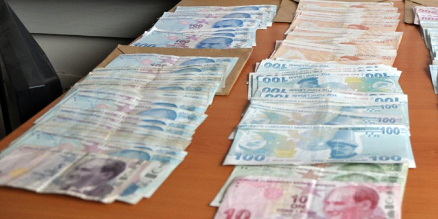 Polis memuru bulduğu 9 bin 800 lirayı sahibine teslim etti