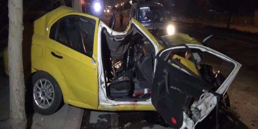 Ticari Taksinin Direğe Çarptığı Kazada Can Pazarı: 2'si Ağır 4 Yaralı