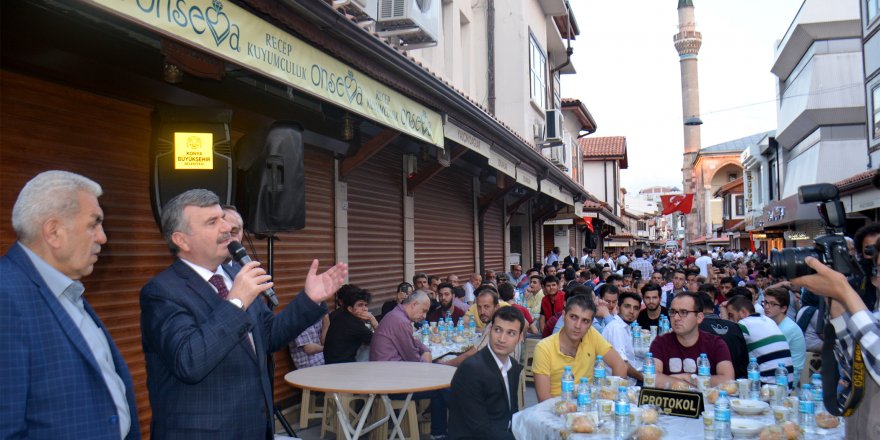 Başkan Akyürek Tarihi Bedesten Esnafı İle İftarda Buluştu