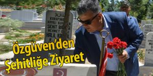 Özgüven Şehit Mezarlarını Ziyaret Etti, Karanfil Bıraktı