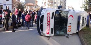 Ambulans Otomobille Çarpıştı: 5 Yaralı