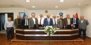 Kamyonetle Hafif Ticari Araç Çarpıştı: 3 Yaralı