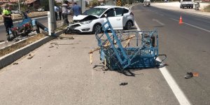 MOTOSİKLETİKİYE BÖLÜNDÜ ; 2 YARALI