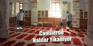 Camilerde Halılar Yıkanıyor