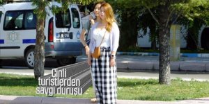 Çinli turistlerden saygı duruşu