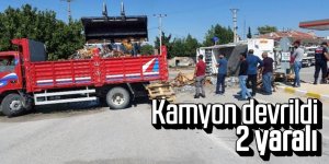 Su yüklü kamyonet devrildi 2 yaralı