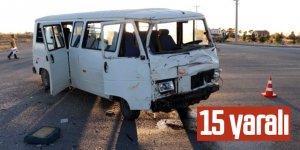 İki minibüs çarpıştı: 15 yaralı