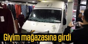 Kontrolden çıkan kamyonet giyim mağazasına girdi