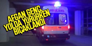 Afgan genç, yolda yürürken bıçaklandı