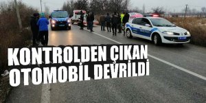 Kontrolden çıkan otomobil yoldan çıktı