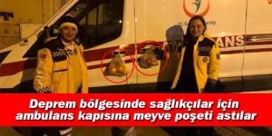 Deprem bölgesinde, sağlıkçılar için ambulans kapısına meyve poşeti astılar