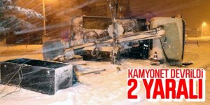 Elektrik arıza kamyoneti devrildi: 2 yaralı