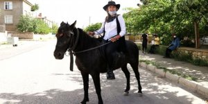 Kadın muhtar kovboy kıyafeti ve atıyla görev başında