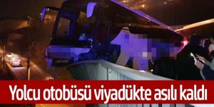 Otoyolunda kontrolden çıkan yolcu otobüsü viyadükte asılı kaldı