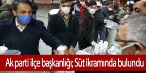 Ereğli'de Ak parti ilçe başkanlığı; Cami çıkışında cemeata süt ikram etti.