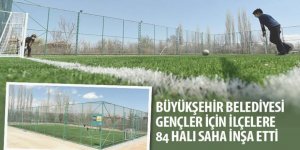 Büyükşehir Gençler İçin İlçelere 84 Halı Saha İnşa Etti