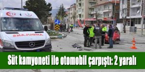 Süt kamyoneti ile otomobil çarpıştı: 2 yaralı