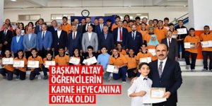 Başkan Altay Öğrencilerin Karne Heyecanına Ortak Oldu