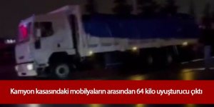 Kamyon kasasındaki mobilyaların arasından 64 kilo uyuşturucu çıktı